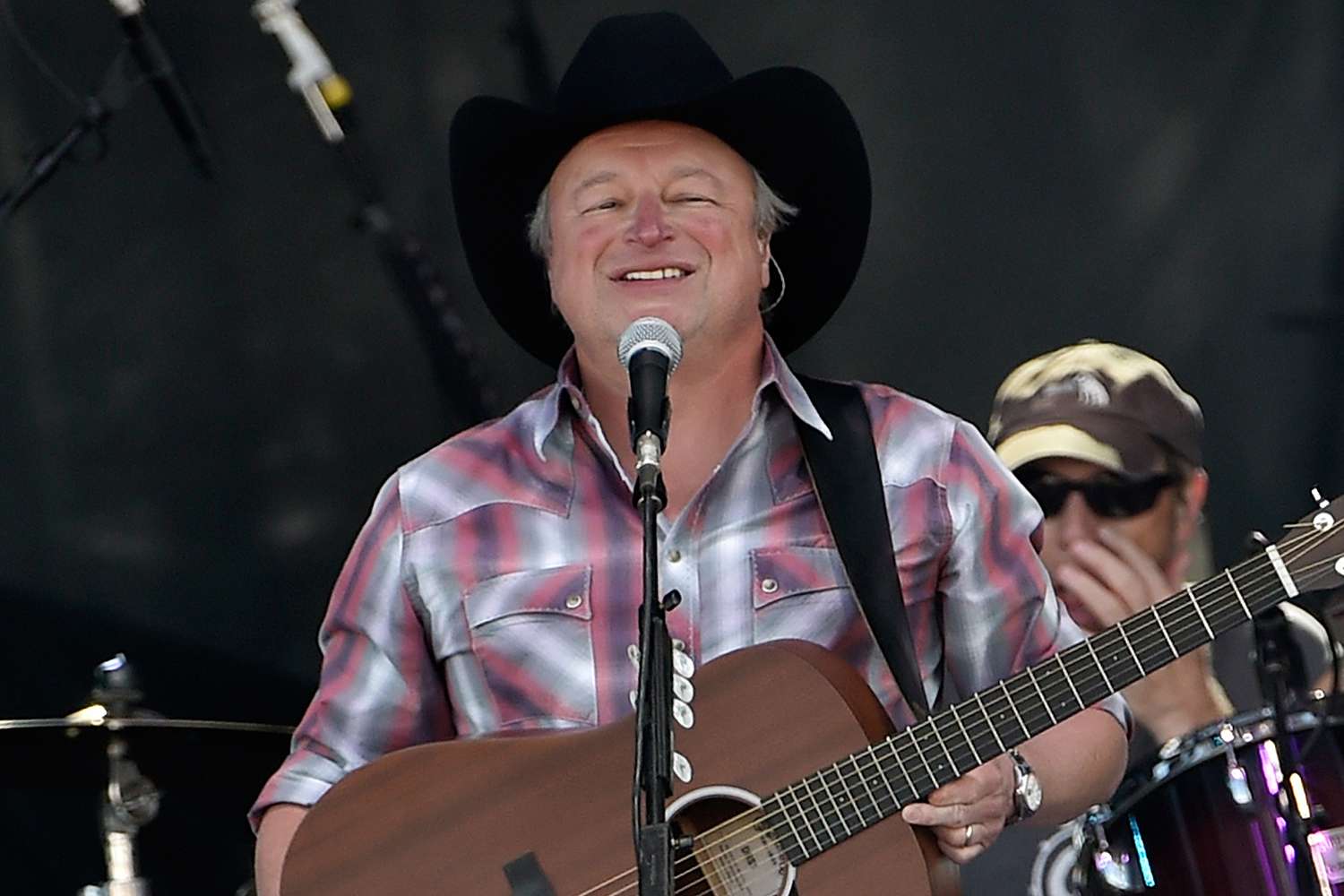 Country Legend Mark Chesnutt Returns to the Stage After Emergency Heart Surgery